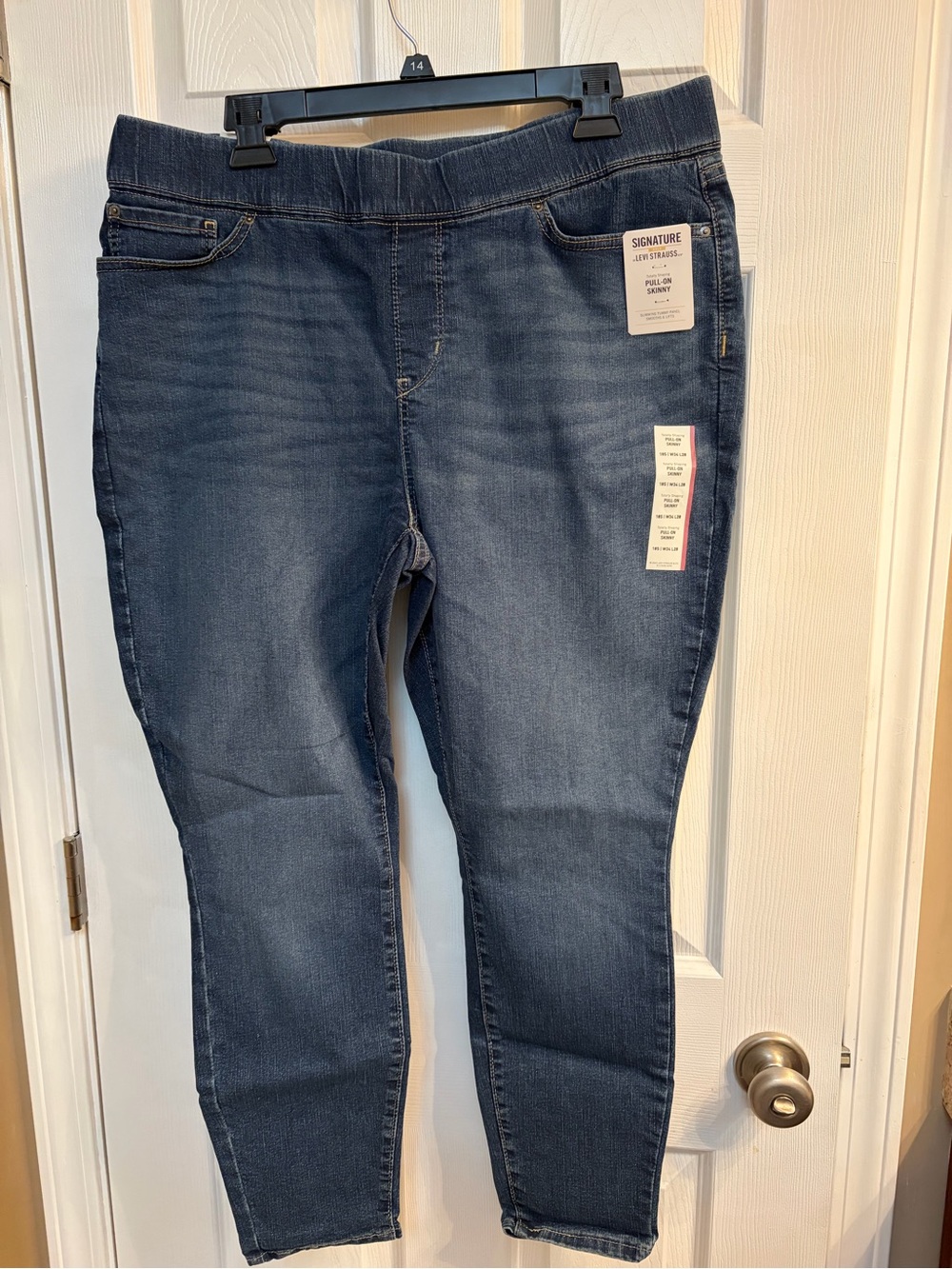 Levi Strauss Women’s Signature pull-on Skinny Jeans in Dark Blue